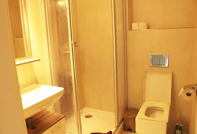 דירה בת חדר שינה 1 עם מרפסת, Vienna Airport Residences