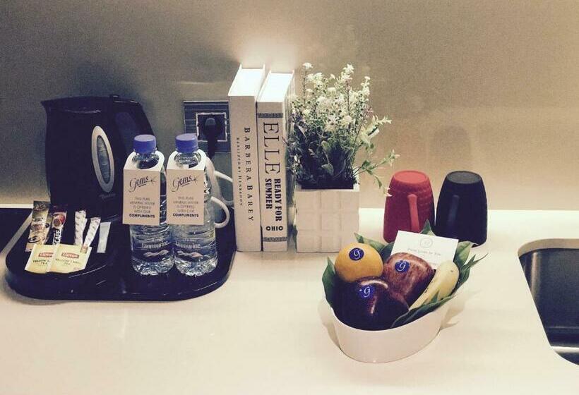 Standard Szoba, Gems