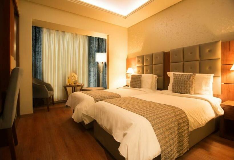 Standard Szoba, Gems