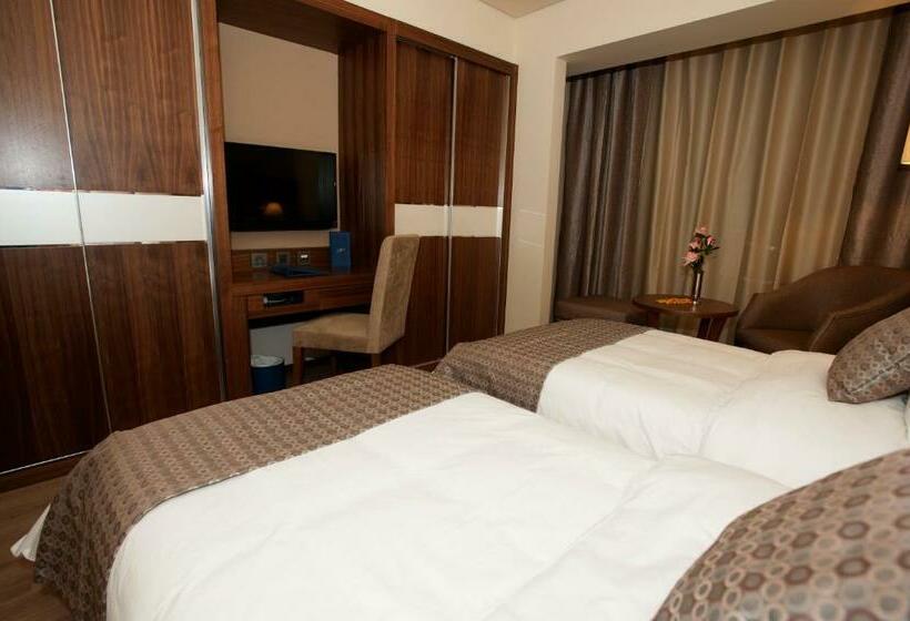 Standard Szoba, Gems