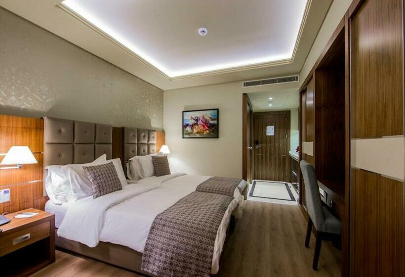 Standard Szoba, Gems