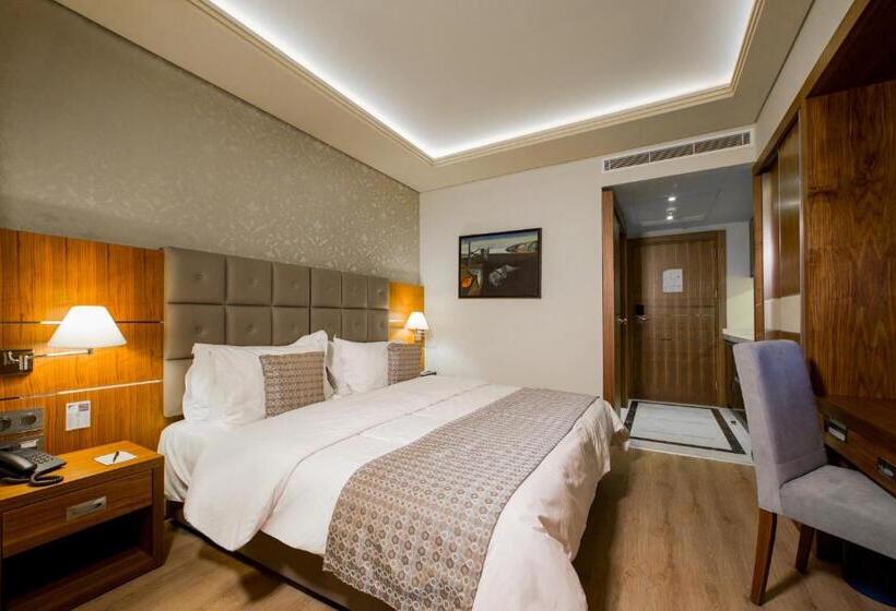 Standard Szoba, Gems