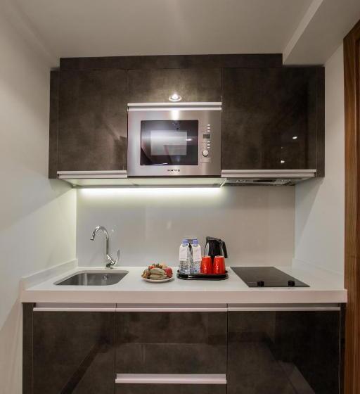 Standard Szoba, Gems