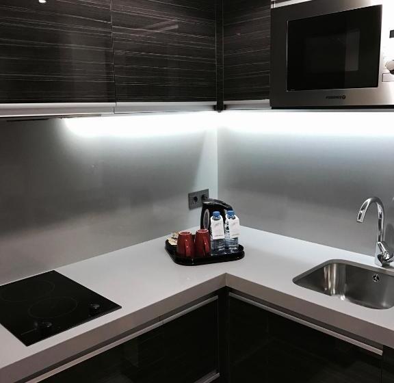 Superior Szoba, Gems