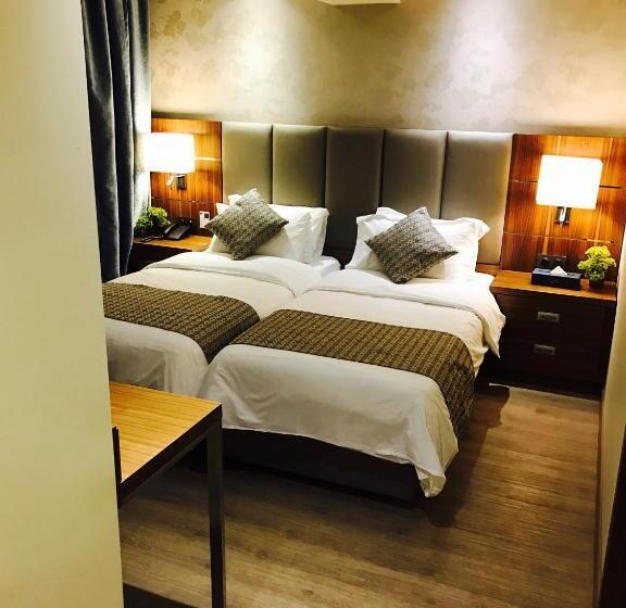 Superior Szoba, Gems