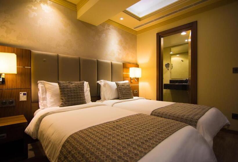 Superior Szoba, Gems