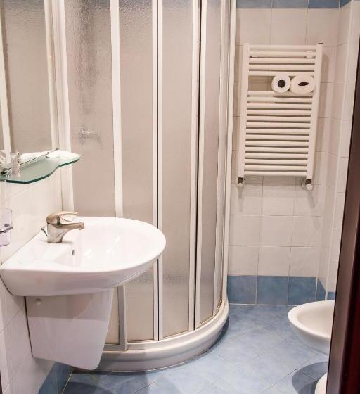 スタンダードトリプルルーム, Consul Family