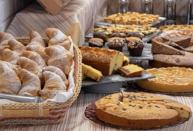 スタンダード4人部屋, Consul Family