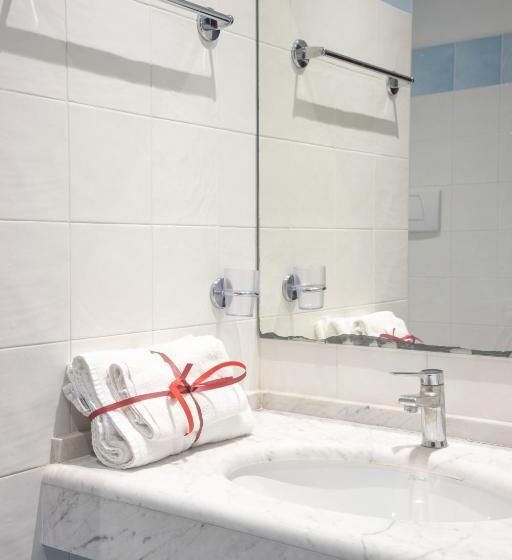 スタンダード4人部屋, Consul Family