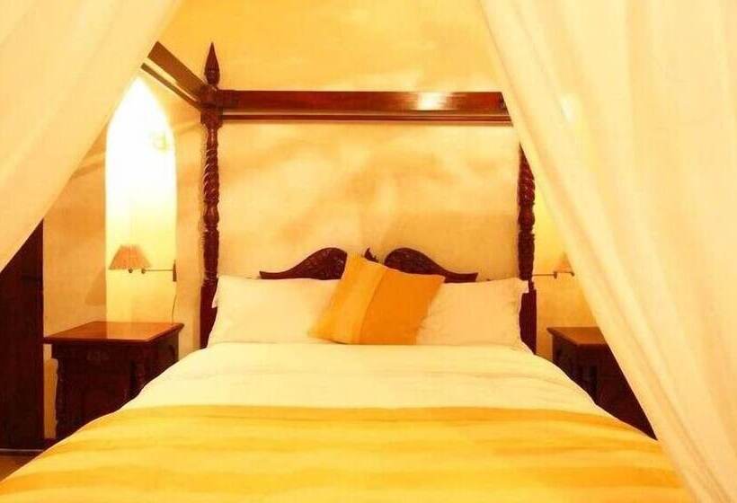 سوییت جونیور, La Villa Racine