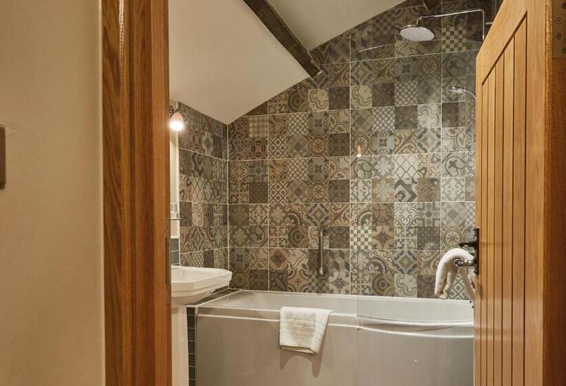 חדר משפחתי דלוקס, The Lister Arms