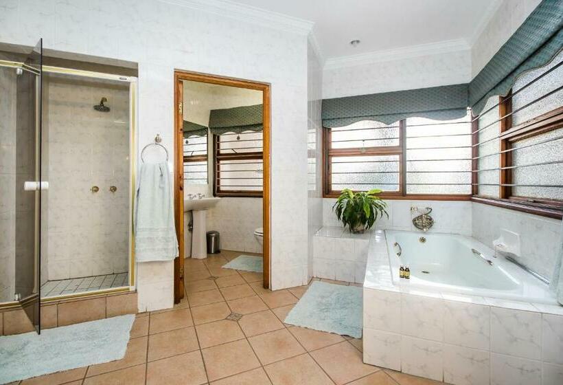 اتاق لوکس با تخت بزرگ, Villa Amor