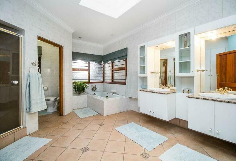 اتاق لوکس با تخت بزرگ, Villa Amor