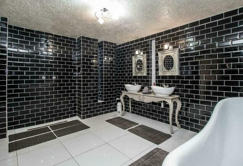 اتاق لوکس با تخت بزرگ, Villa Amor