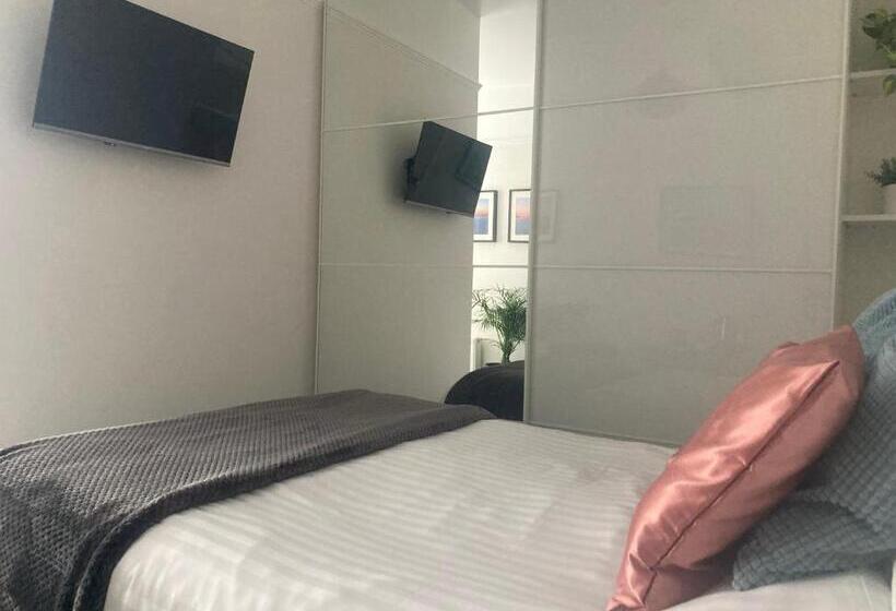 스탠다드 룸, The Esplanade