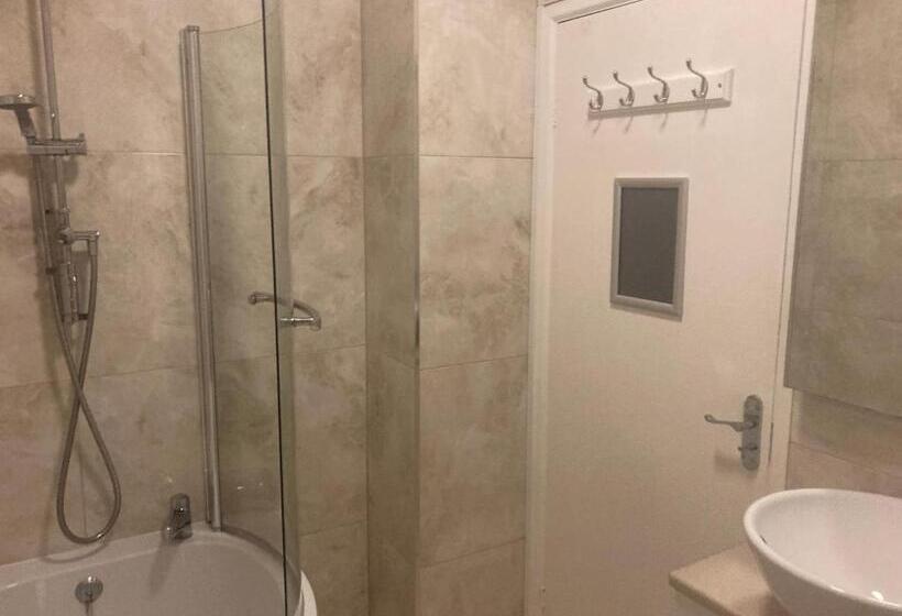 컴포트 룸, The Esplanade