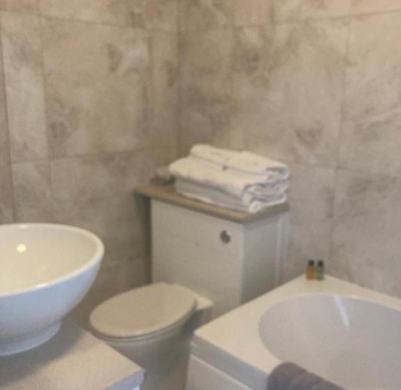 컴포트 룸, The Esplanade