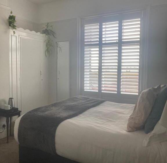 컴포트 룸, The Esplanade