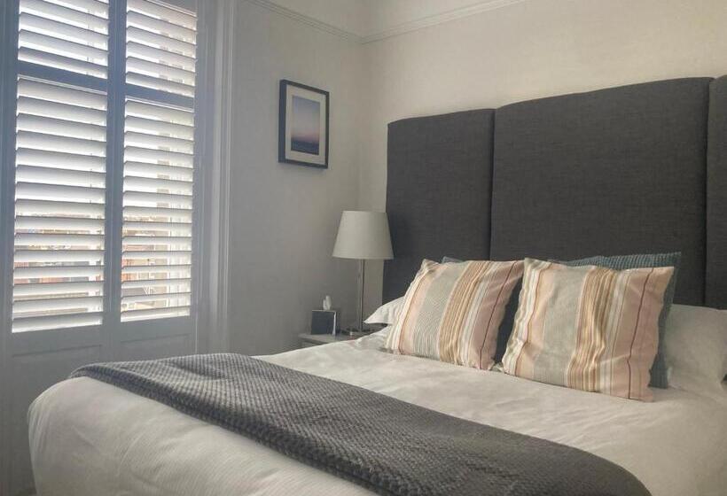 컴포트 룸, The Esplanade