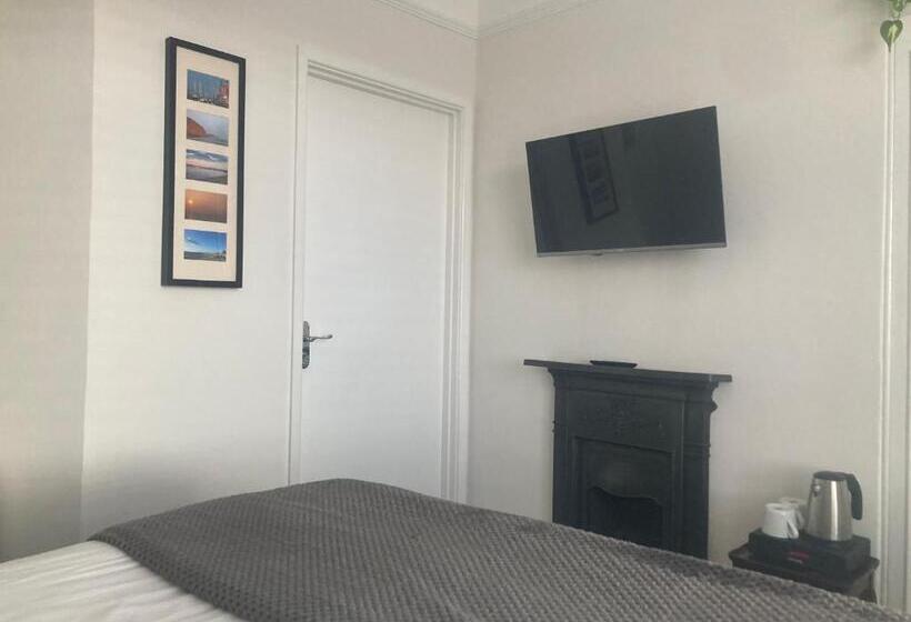 컴포트 룸, The Esplanade