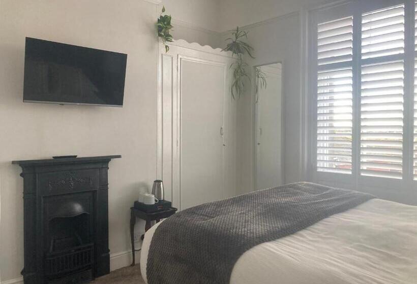 컴포트 룸, The Esplanade