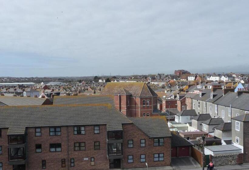 컴포트 룸, The Esplanade