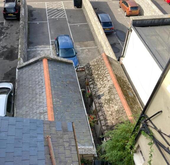 컴포트 룸, The Esplanade