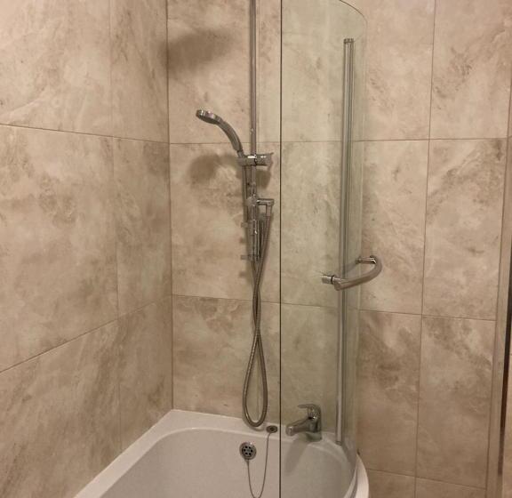 컴포트 룸, The Esplanade