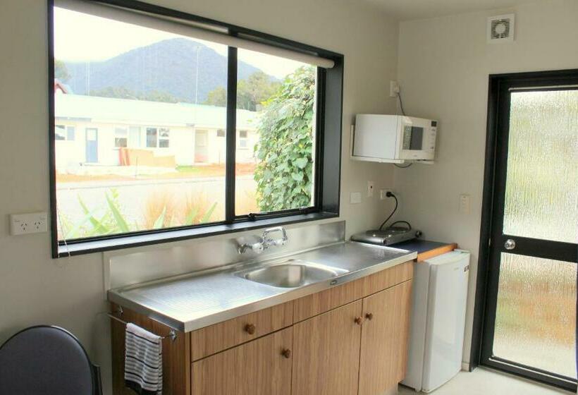 패밀리 스튜디오, Alpine Glacier Motel