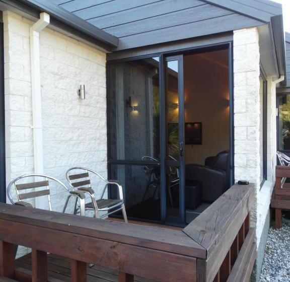 스탠다드 스튜디오, Alpine Glacier Motel