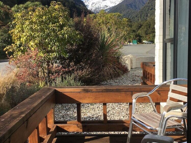 스탠다드 스튜디오, Alpine Glacier Motel