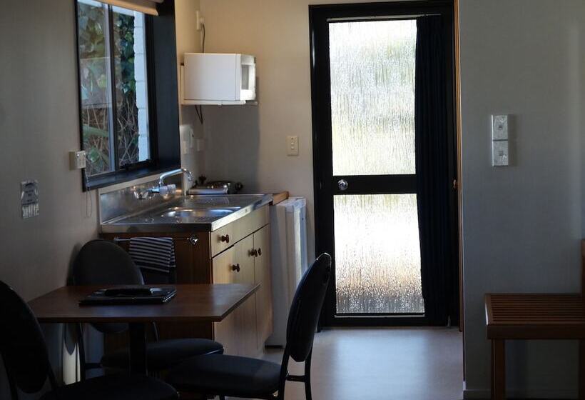 패밀리 스튜디오, Alpine Glacier Motel