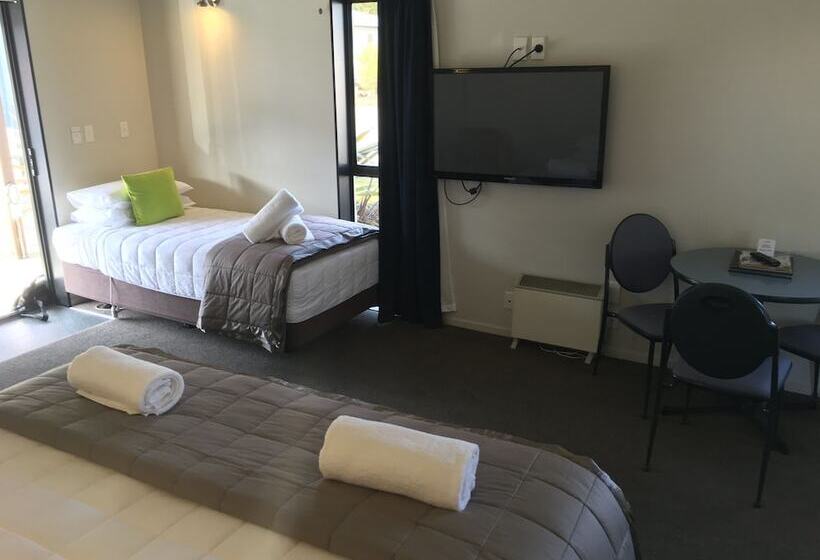 패밀리 스튜디오, Alpine Glacier Motel