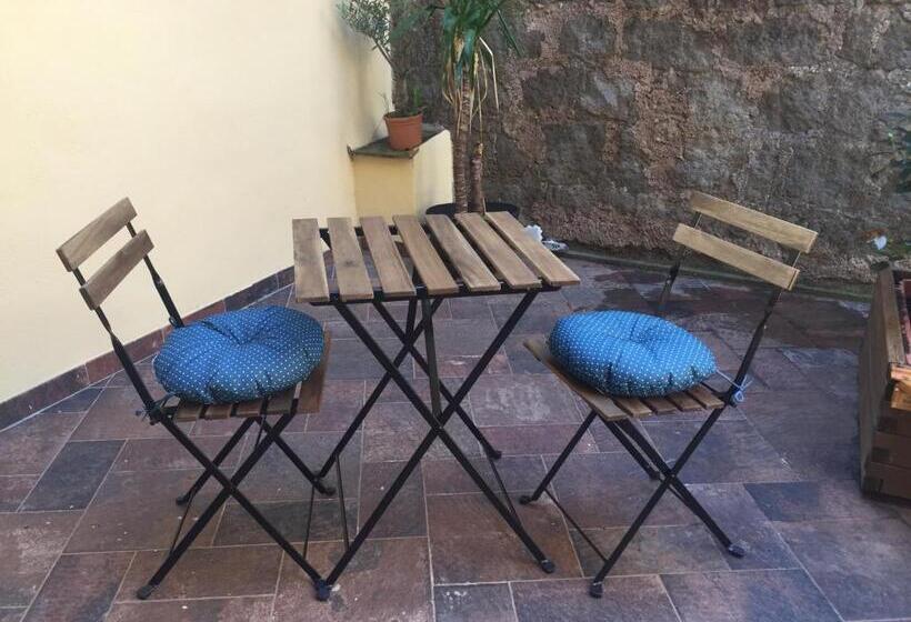 اتاق لوکس با بالکن, Al Cardinale