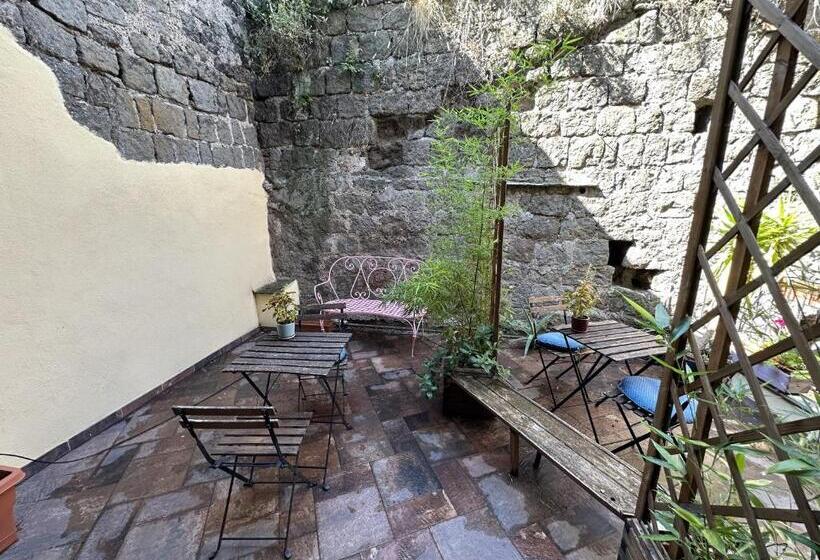 اتاق لوکس با بالکن, Al Cardinale