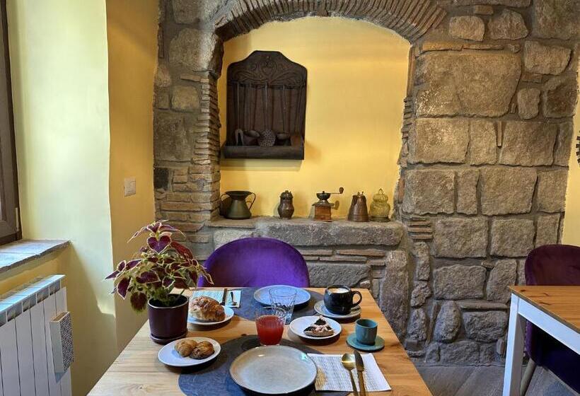 اتاق لوکس با بالکن, Al Cardinale