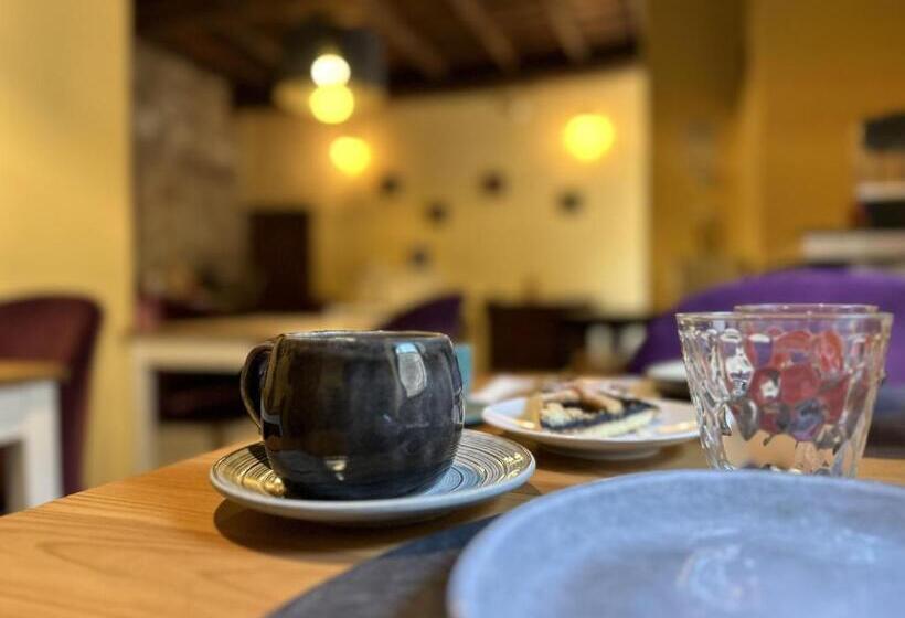 اتاق لوکس با بالکن, Al Cardinale