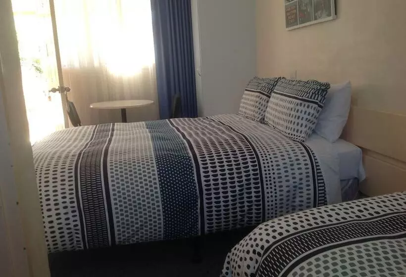 ファミリールーム, Bogong Moth Motel