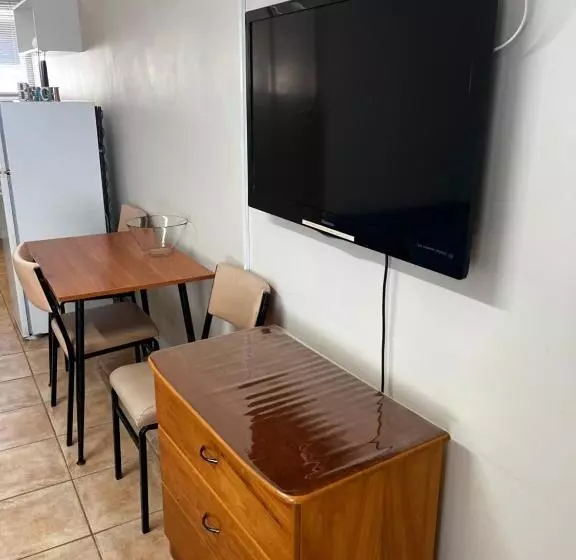 استودیوی کلاسیک, Emu Point Motel
