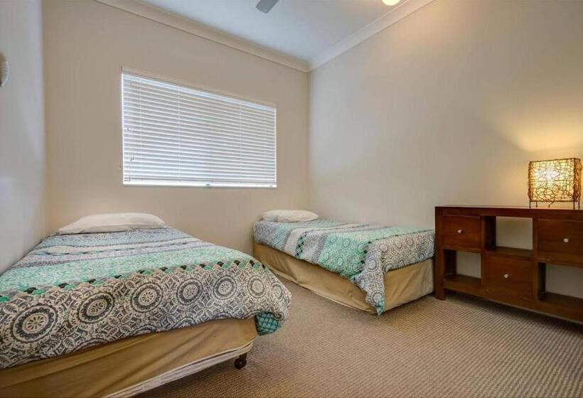 3 Bedroom Apartment Pool View, Currumbin Sands On The Beach