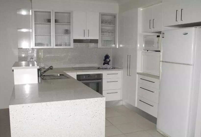 3 Bedroom Apartment Pool View, Currumbin Sands On The Beach