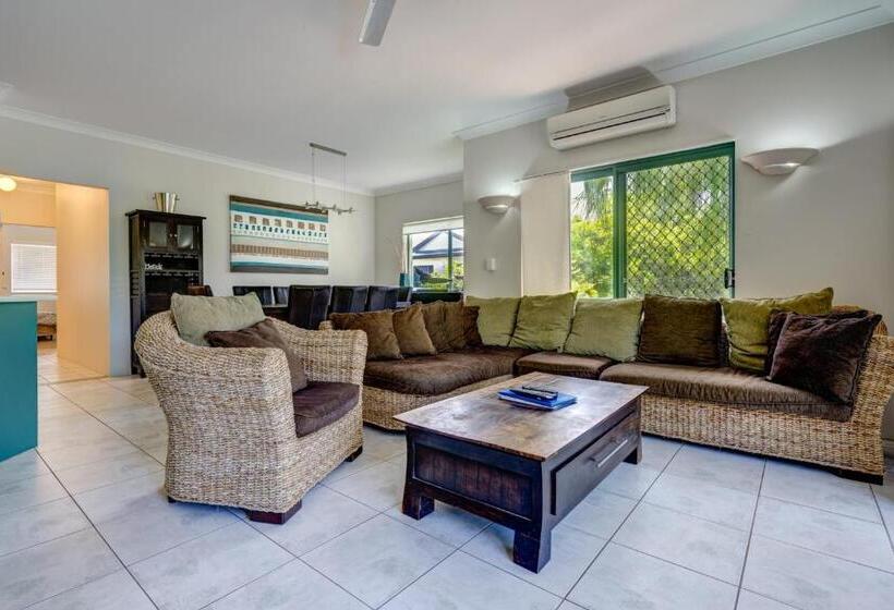 3 Bedroom Apartment Pool View, Currumbin Sands On The Beach