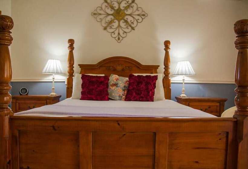 استودیوی استاندارد, Inn The Tuarts Guest Lodge