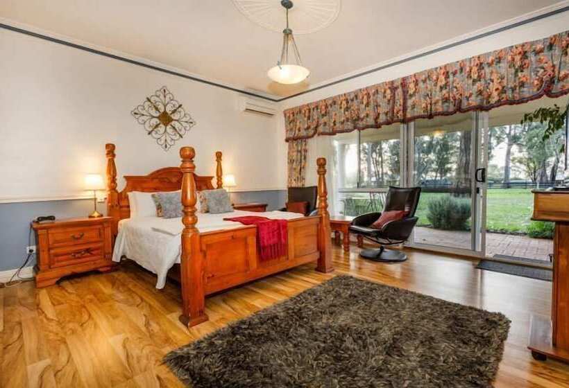 استودیوی استاندارد, Inn The Tuarts Guest Lodge