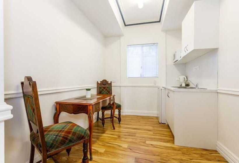 استودیوی استاندارد, Inn The Tuarts Guest Lodge