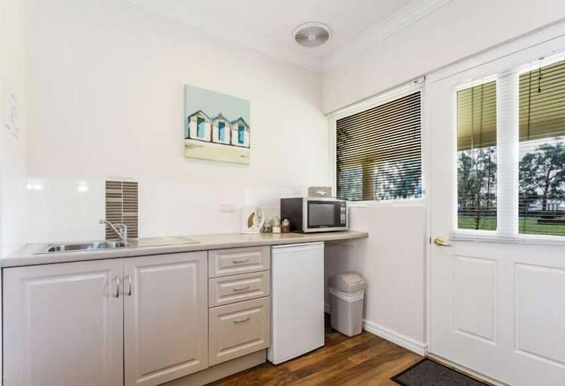 استودیوی استاندارد, Inn The Tuarts Guest Lodge