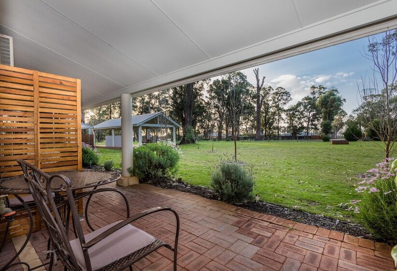 استودیوی استاندارد, Inn The Tuarts Guest Lodge