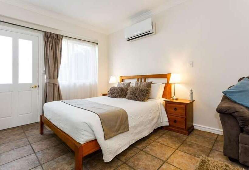 استودیوی استاندارد, Inn The Tuarts Guest Lodge