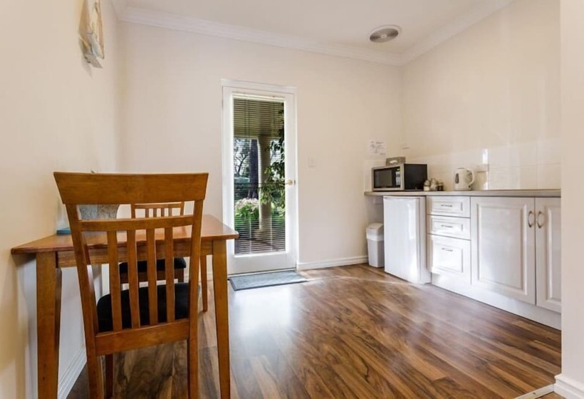 استودیوی استاندارد, Inn The Tuarts Guest Lodge