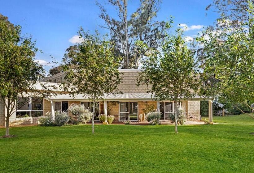 اتاق لوکس, Inn The Tuarts Guest Lodge